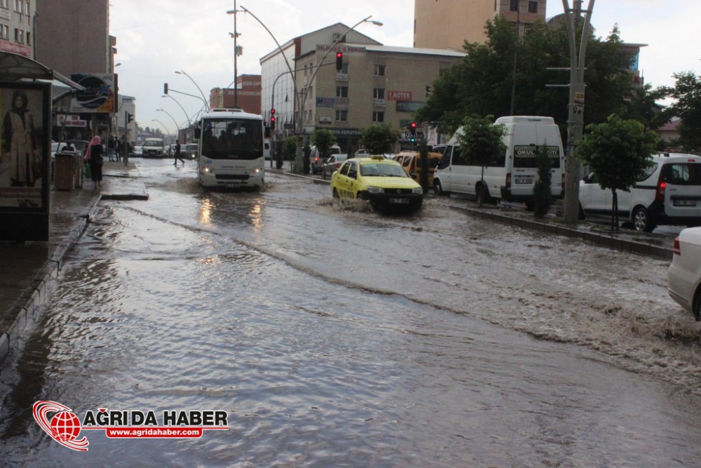 Ağrı'da Yağmur ve Dolu Yağışı