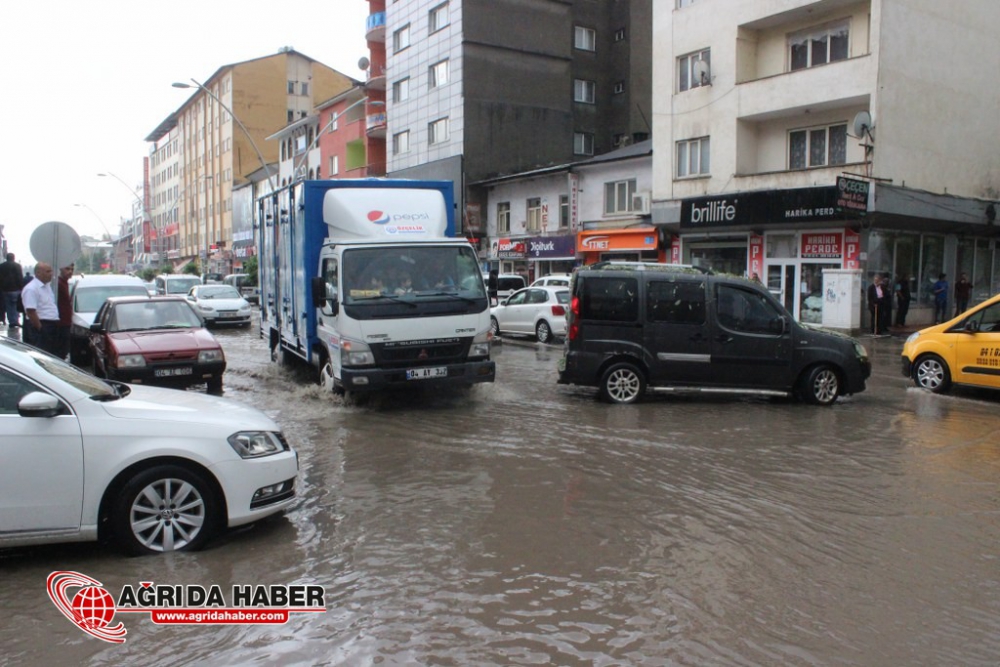 Ağrı'da Yağmur ve Dolu Yağışı