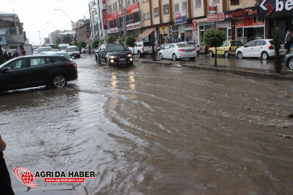Ağrı'da Yağmur ve Dolu Yağışı