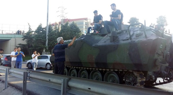 Fotoğraflarla FETÖ'nün Askerlerinin 15-16 Temmuz 2016 Darbe Girişimi