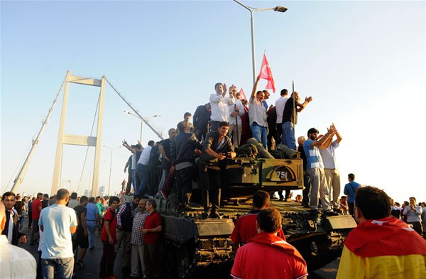 Fotoğraflarla FETÖ'nün Askerlerinin 15-16 Temmuz 2016 Darbe Girişimi