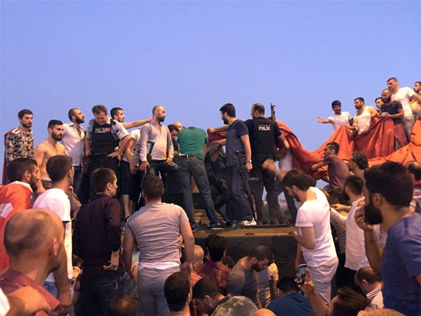 Fotoğraflarla FETÖ'nün Askerlerinin 15-16 Temmuz 2016 Darbe Girişimi