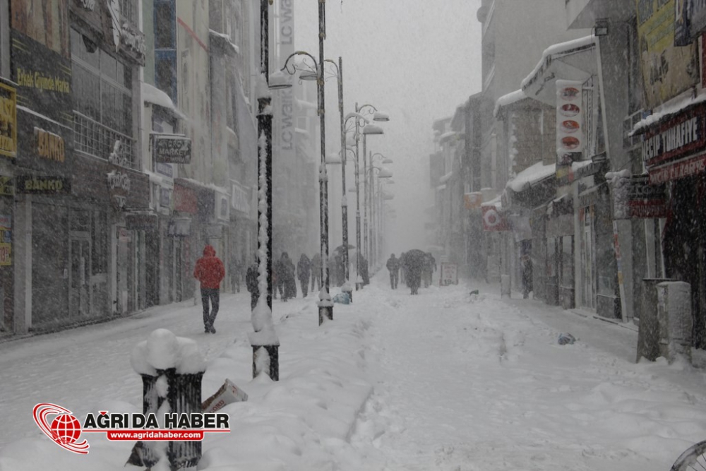Ağrı'da Kar Yağışı Hayatı Olumsuz Etkiledi