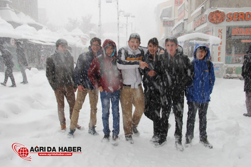 Ağrı'da Kar Yağışı Hayatı Olumsuz Etkiledi