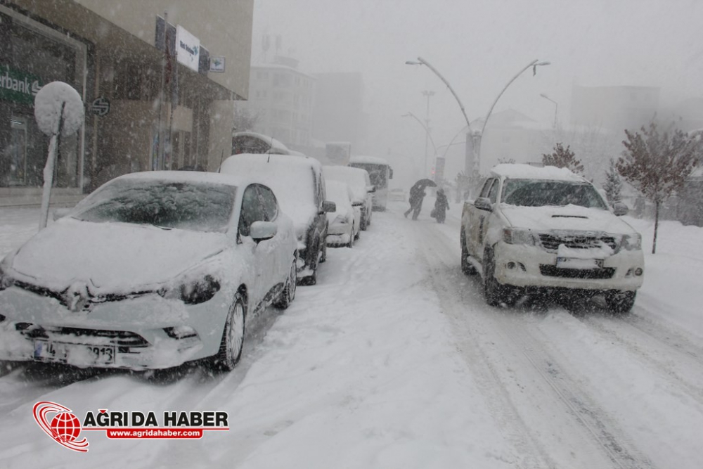Ağrı'da Kar Yağışı Hayatı Olumsuz Etkiledi