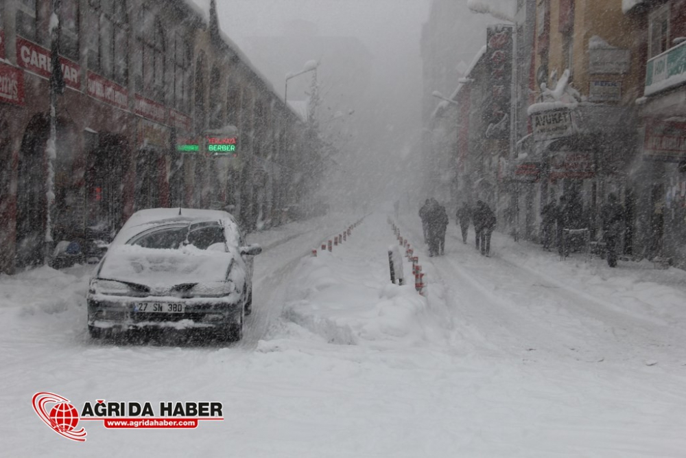 Ağrı'da Kar Yağışı Hayatı Olumsuz Etkiledi