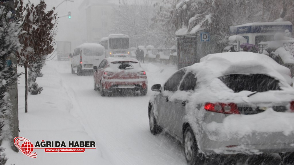 Ağrı'da Kar Yağışı Hayatı Olumsuz Etkiledi