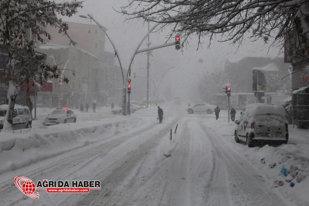Ağrı'da Kar Yağışı Hayatı Olumsuz Etkiledi