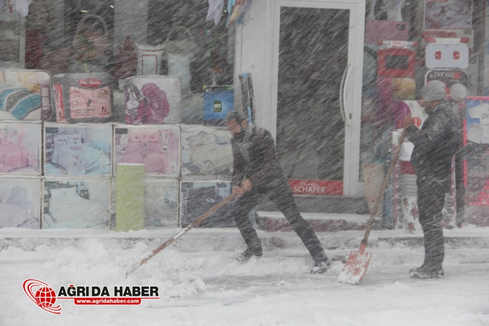 Ağrı'da Kar Yağışı Hayatı Olumsuz Etkiledi