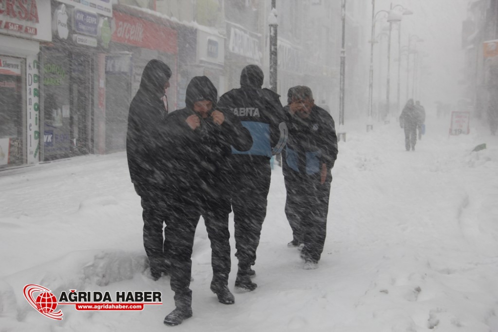 Ağrı'da Kar Yağışı Hayatı Olumsuz Etkiledi