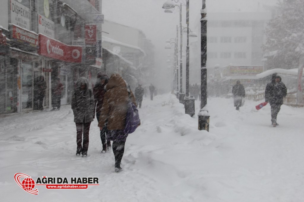 Ağrı'da Kar Yağışı Hayatı Olumsuz Etkiledi