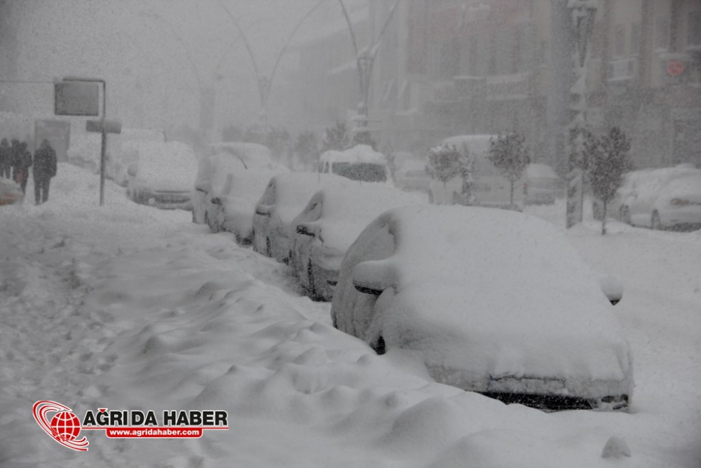 Ağrı'da Kar Yağışı Hayatı Olumsuz Etkiledi