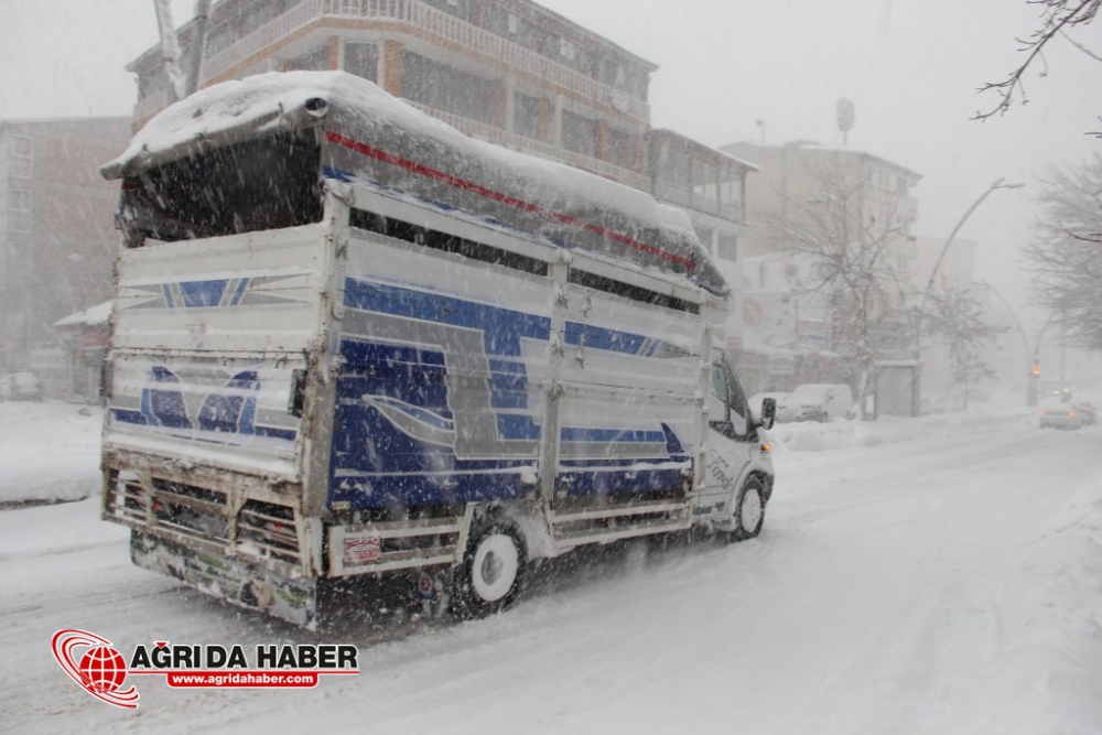 Ağrı'da Kar Yağışı Hayatı Olumsuz Etkiledi