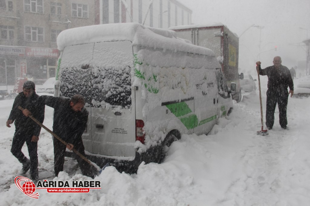 Ağrı'da Kar Yağışı Hayatı Olumsuz Etkiledi