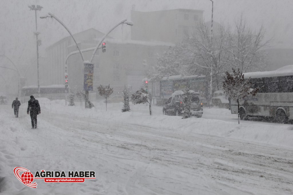 Ağrı'da Kar Yağışı Hayatı Olumsuz Etkiledi
