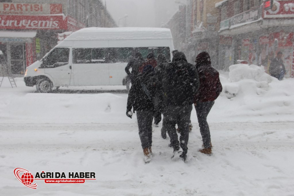 Ağrı'da Kar Yağışı Hayatı Olumsuz Etkiledi