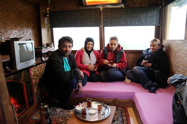 Kuzenine inat ceviz ağacına ev yaptı