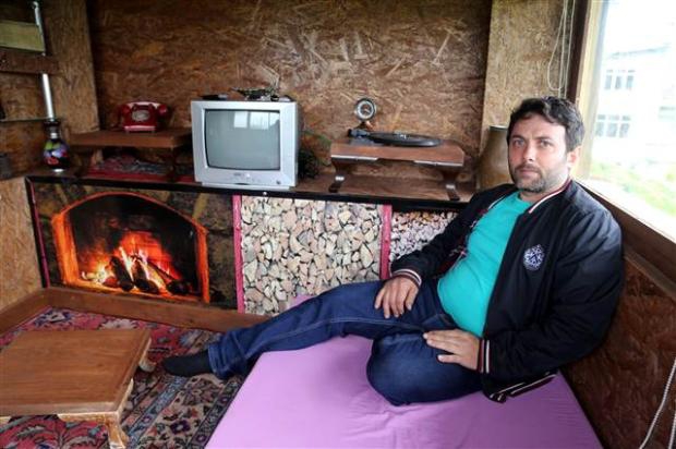 Kuzenine inat ceviz ağacına ev yaptı