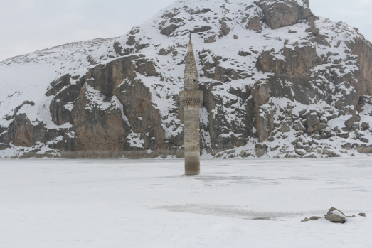 Ağrı Yazıcı Barajında Buzlar Arasında ayakta duran Minare