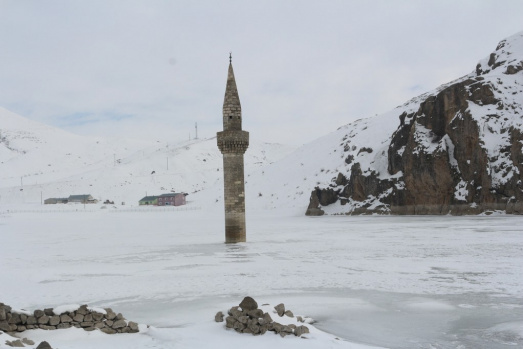 Ağrı Yazıcı Barajında Buzlar Arasında ayakta duran Minare