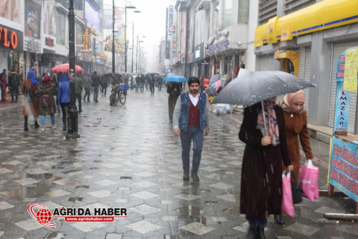 Ağrı'da Karla karışık Yağmur etkili oluyor