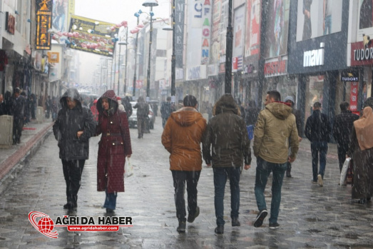 Ağrı'da Karla karışık Yağmur etkili oluyor