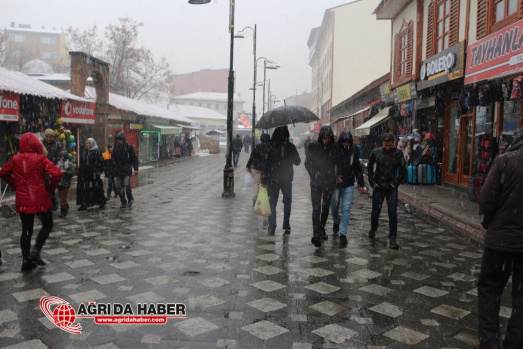 Ağrı'da Karla karışık Yağmur etkili oluyor