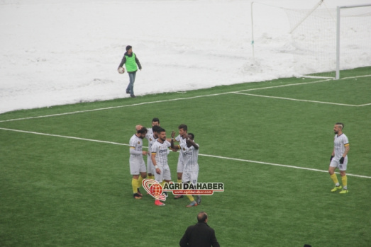 Ağrı 1970 Spor Karlıova Yıldırım Spor'u Evinde Farklı Yendi