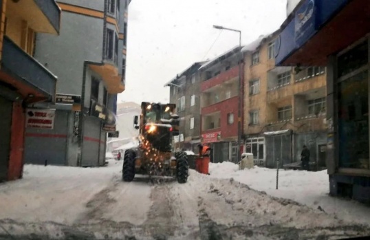 Ağrı'da kar çalışmaları aralıksız olarak sürüyor