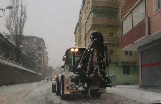 Ağrı'da kar çalışmaları aralıksız olarak sürüyor