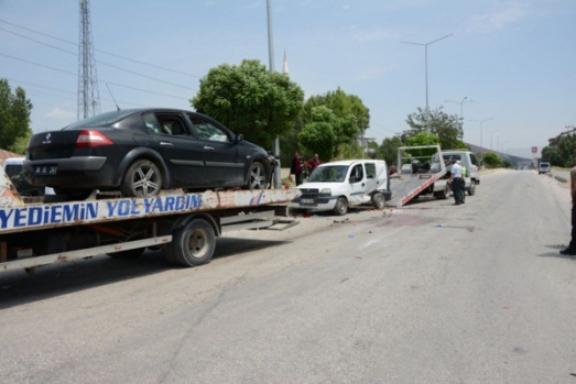 Ağrı'da Feci Kaza: Otomobil İle Ticari Araç Çarpıştı  1 Ölü 6 Yaralı