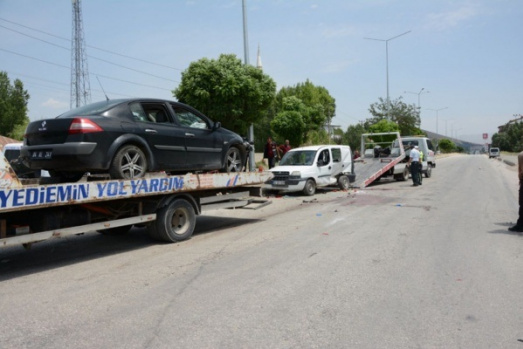 Ağrı'da Feci Kaza: Otomobil İle Ticari Araç Çarpıştı 1 Ölü 6 Yaralı