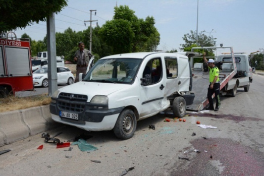 Ağrı'da Feci Kaza: Otomobil İle Ticari Araç Çarpıştı  1 Ölü 6 Yaralı