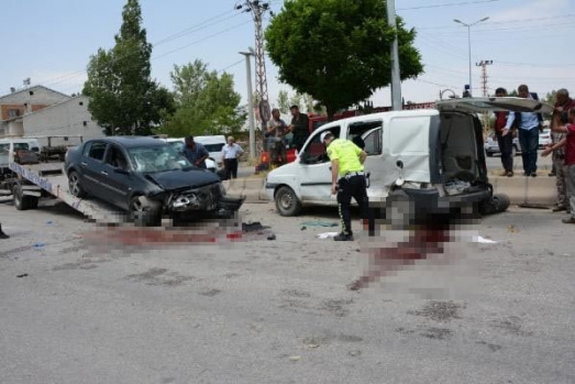 Ağrı'da Feci Kaza: Otomobil İle Ticari Araç Çarpıştı  1 Ölü 6 Yaralı