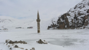 Ağrı Yazıcı Barajında Buzlar Arasında ayakta duran Minare