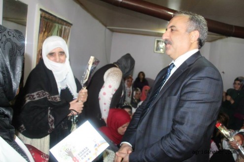 Belediye Başkanı Aslan Kadınlara Karanfil dağıttı