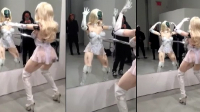 Sarışın Robot Dans Etti