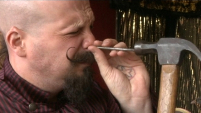 Burnuna Çivi Çaktırdı!