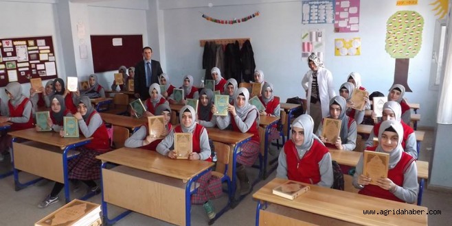 İMAM HATİP`Lİ ÖĞRENCİLERE KURAN-I KERİM DAĞITILDI