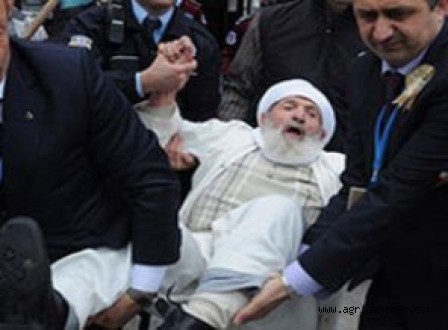 96 yaşındaki dedeyi yaka paça dışarı attılar