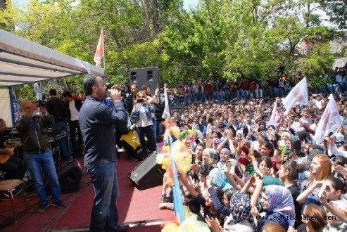 Polise Taş Atan Göstericileri HDP İlçe Başkanı Dağıttı