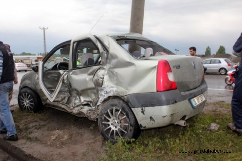 Ağrı'da Ambulans Otomobille Çarpıştı: 3 Yaralı