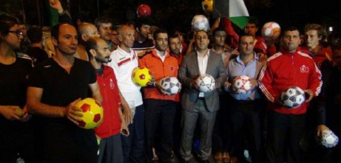 Sporcular İsrail Büyükelçiliğini 'Top'a Tuttu