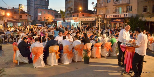 AĞRI'LI İŞ ADAMI HUZUR EVİ SAKİNLERİNE İFTAR YEMEĞİ VERDİ