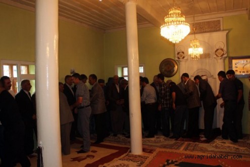 Ağrı'da Köy Camisinde Bayramlaşma Geleneği