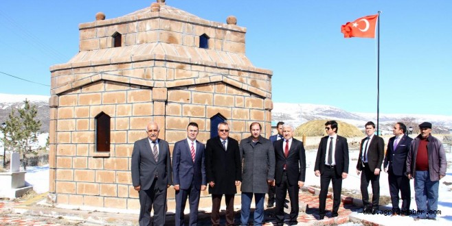 Vali Deniz, Aşık Şenlik'in anıt mezarını ziyaret etti