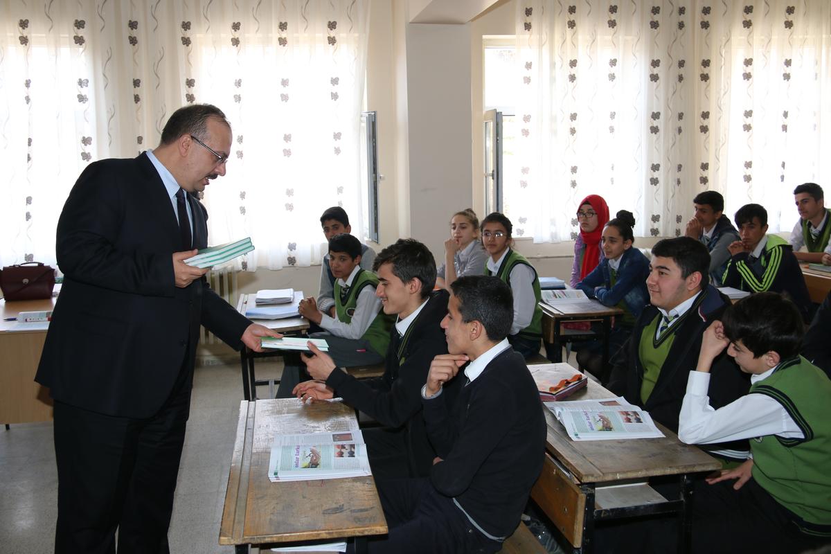 Vali Canbolat, öğrencilere kitap hediye etti