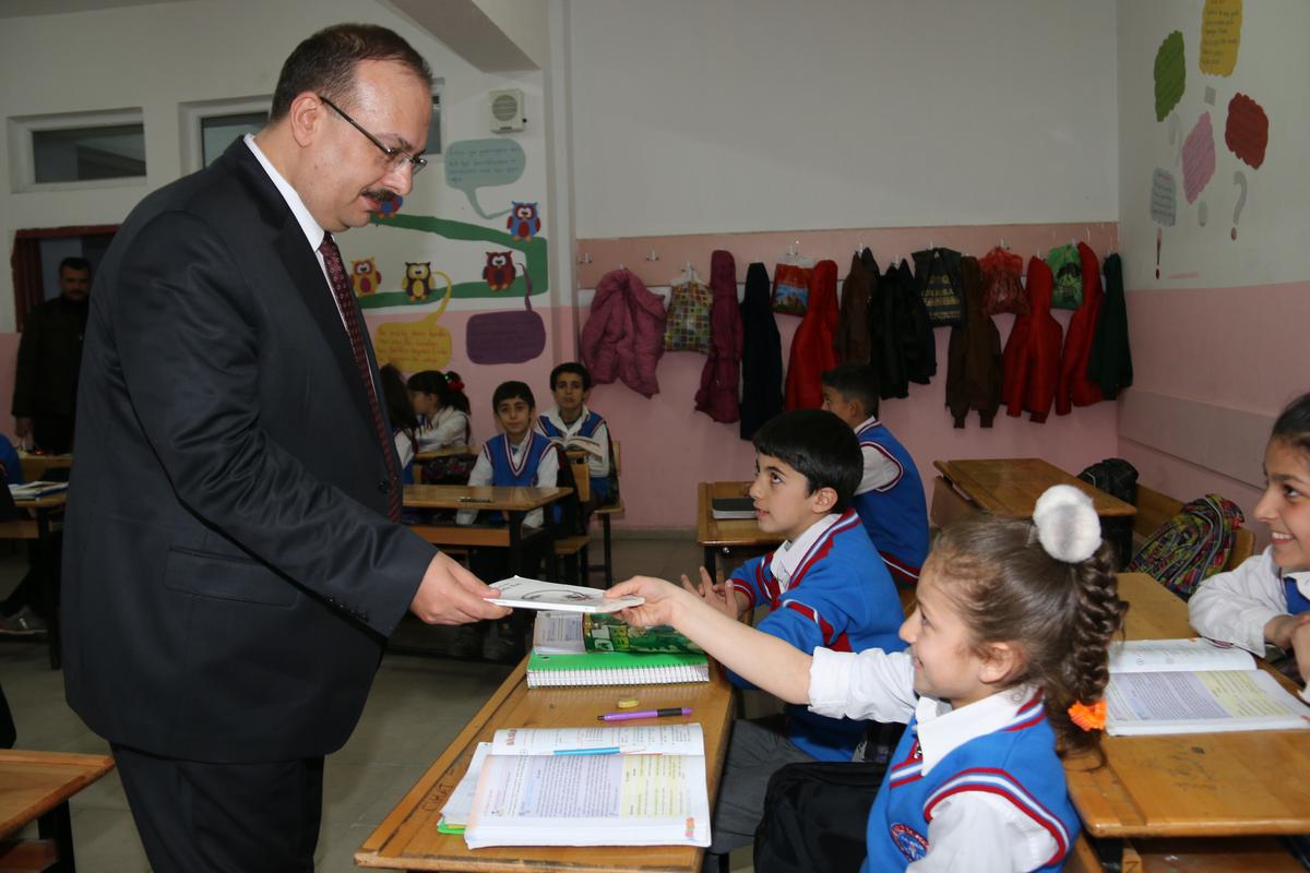 Vali Canbolat, köy ziyaretlerini sürdürüyor