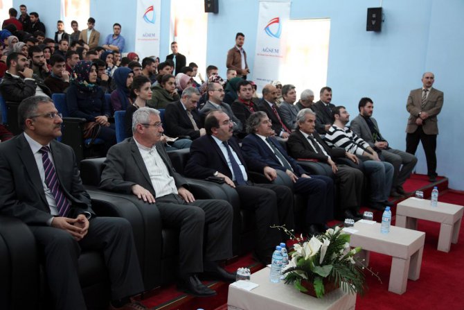 Ağrı'da 'İstiklal Marşı ve Mehmet Akif Ersoy' konferansı