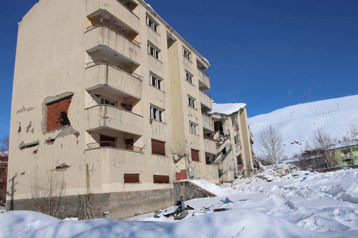 Karlıova'da metruk binalar yıktırıldı